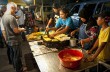 Индонезийских чиновников обяжут питаться уличной едой
