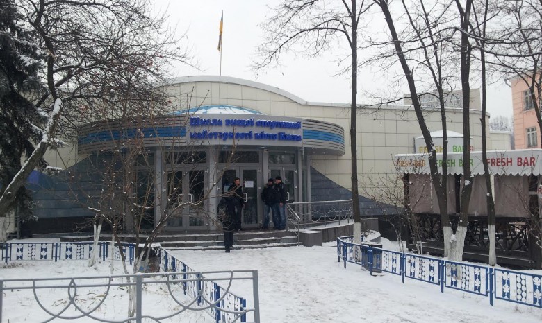 В Киеве рейдеры захватили бассейн в центре города - очевидцы