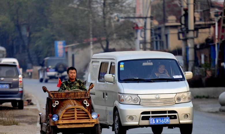 Китаец создал деревянный электромобиль