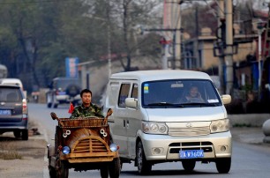 Китаец создал деревянный электромобиль