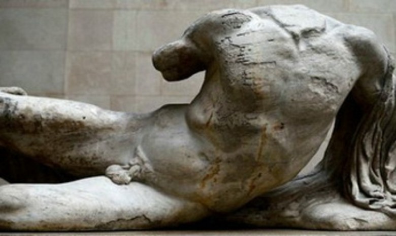 Греция оскорблена переездом статуи Парфенона в Россию