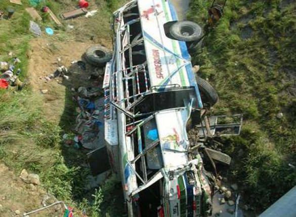 В Непале автобус свалился с горы: 17 человек погибли, 50 ранены
