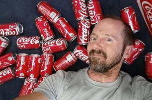 Американец показал что будет, если пить 10 банок кока-колы в течение месяца