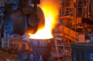 Спад в металлургической отрасли способствует падению гривны - экономист