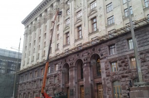 На здании Киевской мэрии ремонтируют гирлянды