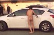 Обманутая жена оставила мужа голым на парковке