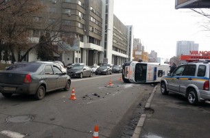 В центре Киева попала в ДТП и перевернулась машина «скорой помощи» (ФОТО)