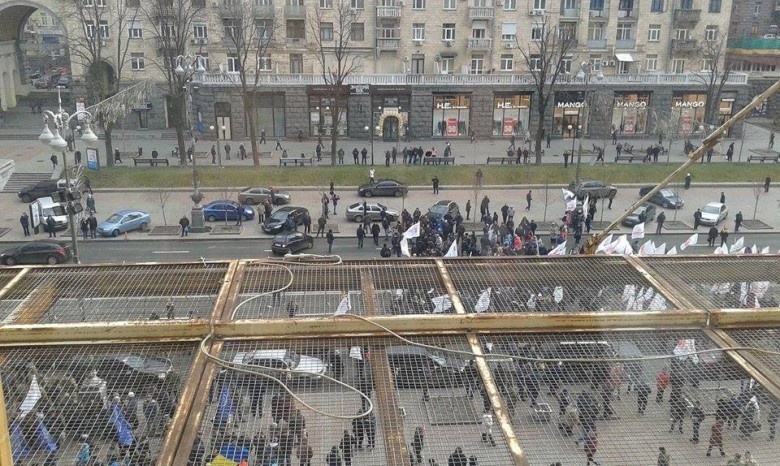 Митингующие под Киевсоветом перекрыли Крещатик