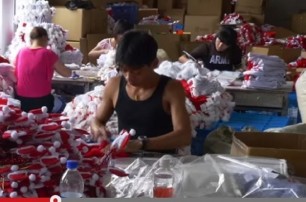 Как китайцы делают новогодние игрушки (видео)
