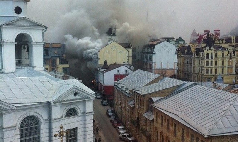 На Воздвиженке в Киеве — сильный пожар