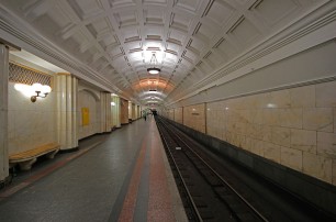 В Киеве на станции «Театральная» под поезд бросился пассажир