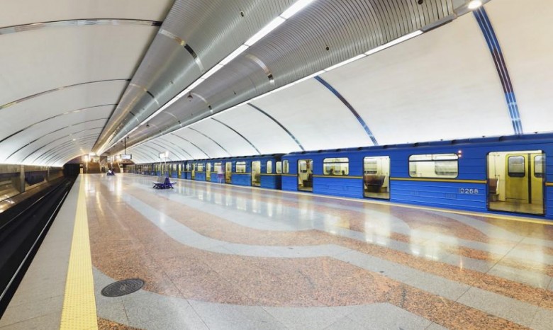 В Киеве женщина прыгнула на рельсы, закрыты 3 станции метро