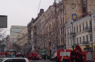 В центре Киева пять часов не могут потушить пожар