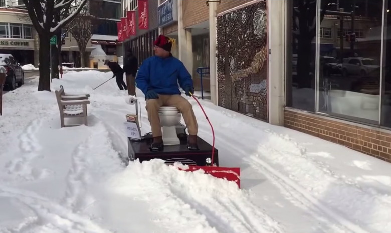 Американец чистит улицы от снега верхом на унитазе (видео)