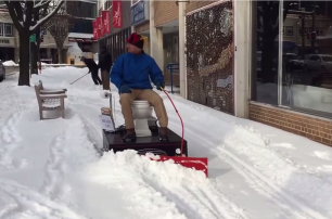 Американец чистит улицы от снега верхом на унитазе (видео)