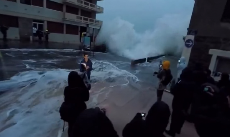 Огромная волна чуть не утащила журналистку в океан в прямом эфире