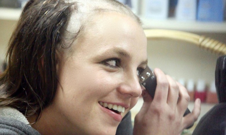 Бритни Спирс потеряла часть волос во время концерта