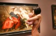 Абсолютно голая художница шокировала посетителей выставки