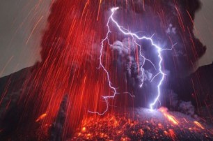 В Японии сняли на видео редкие вулканические молнии