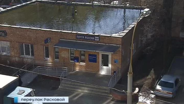 На здании «Почты России» в Москве появилось озеро с утками
