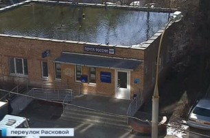 На здании «Почты России» в Москве появилось озеро с утками