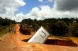 В Бразилии пассажирский автобус провалился в яму на дороге