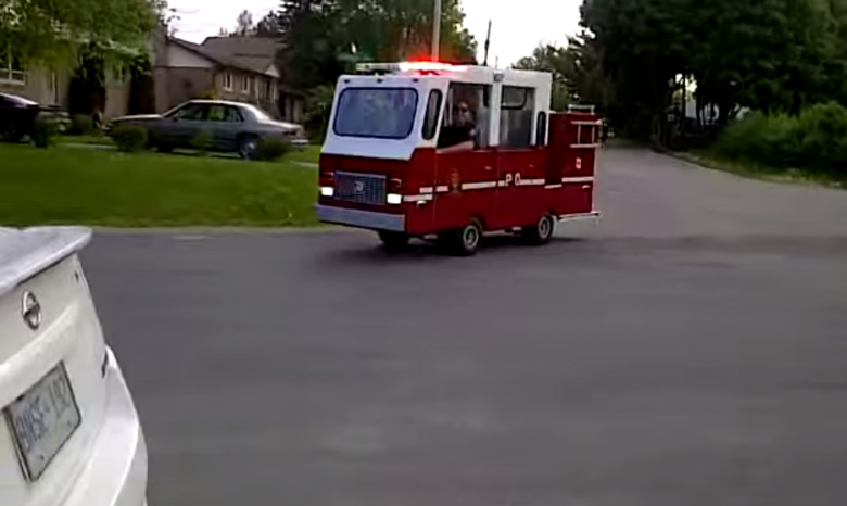 В Канаде нашли самую маленькую пожарную машину в мире