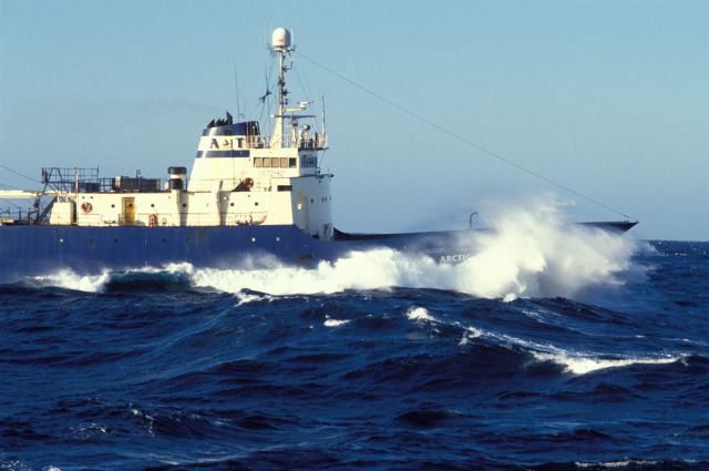 Более 50 моряков погибли при крушении траулера в Охотском море