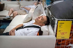 Китайцам запретили спать в пекинских магазинах IKEA