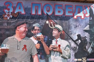 В России Трус, Балбес и Бывалый рекламируют пиво на фоне Рейхстага