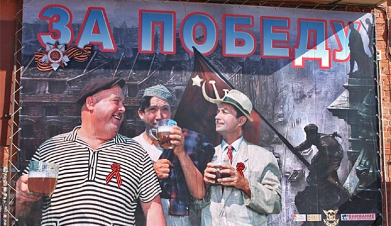 В России Трус, Балбес и Бывалый рекламируют пиво на фоне Рейхстага