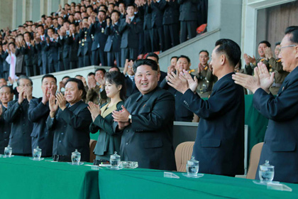 Ким Чен Ын впервые в году вывел жену в свет