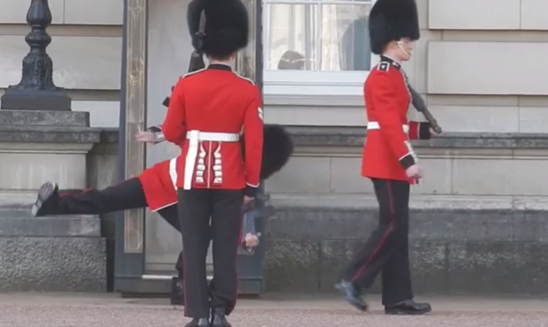 Часовой ​у Букингемского дворца упал перед тысячей туристов (видео)