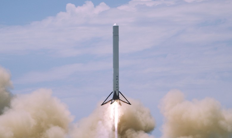 SpaceX показала взрыв первой ступени Falcon при посадке (видео)