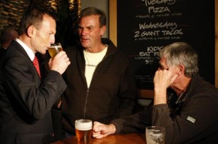 Австралийский премьер выпил бокал пива за семь секунд