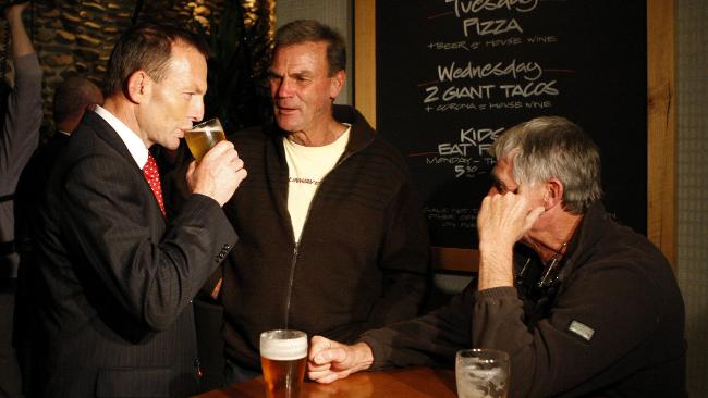 Австралийский премьер выпил бокал пива за семь секунд