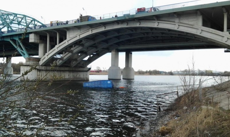В жуткой аварии в Москве мусоровоз упал с моста в реку