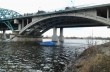 В жуткой аварии в Москве мусоровоз упал с моста в реку