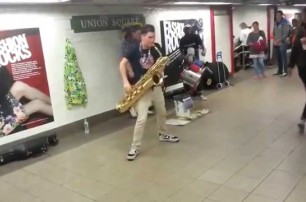 Безумное техно на духовых инструментах в метро