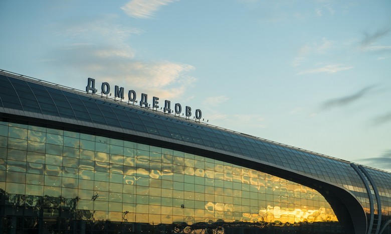 Грузчики в Домодедово заменили 3,3 миллиона долларов мусором