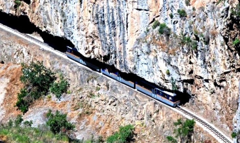 В Македонии поезд сбил насмерть 14 нелегальных мигрантов