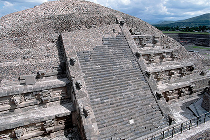 Жидкая ртуть привела археологов к могиле царя древней Мексики