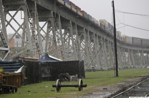 В США ветер сдул с моста несколько вагонов поезда (видео)