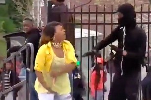 Жительница Балтимора избила сына за участие в беспорядках (видео)