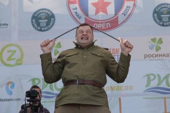Российский чиновник установил рекорд по сгибанию арматуры о голову