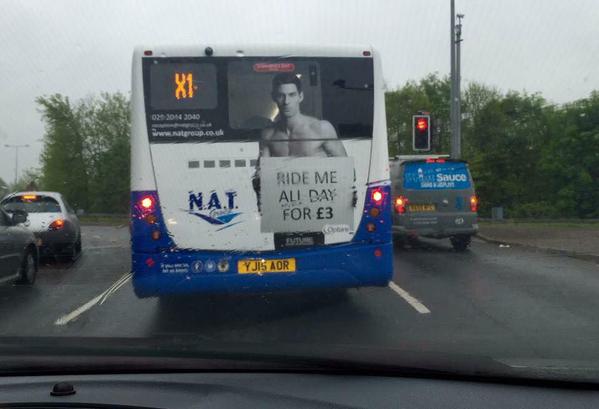 Британцев оскорбила сексистская реклама проезда на автобусе
