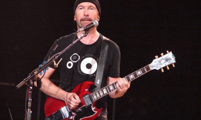 Гитарист группы U2 Эдж рухнул со сцены