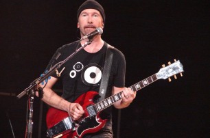 Гитарист группы U2 Эдж рухнул со сцены