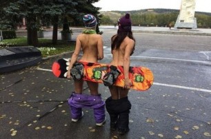 Сноубордистки из Кемерово украсили своими голыми попами Вечный огонь