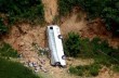В Китае пассажирский автобус упал в 30-метровое ущелье